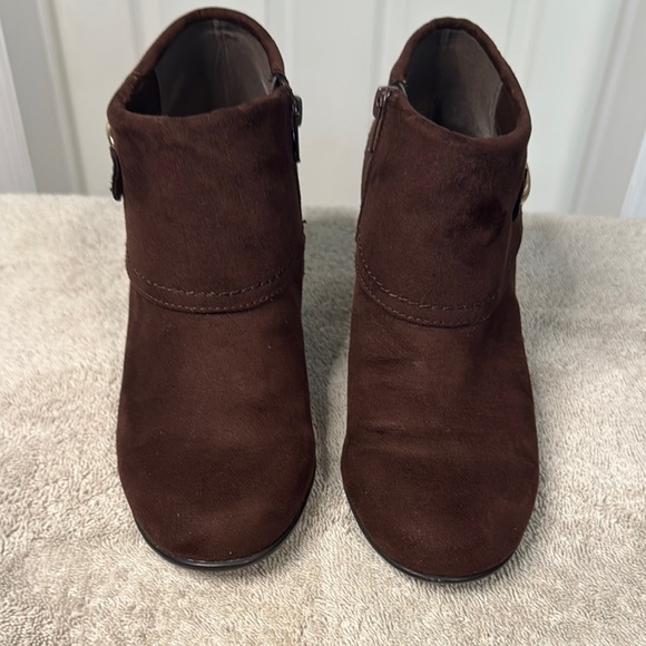 EUC A2 By Aerosoles Brown Ankle Boots with Gold Accents - Picture 2 of 8